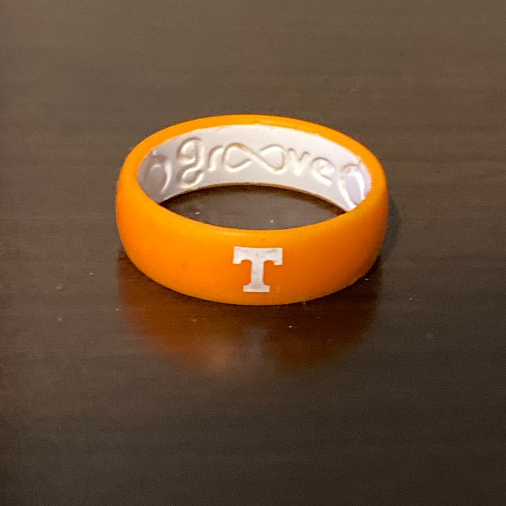 Tennessee Volunteers GROOVE ring sz 13.